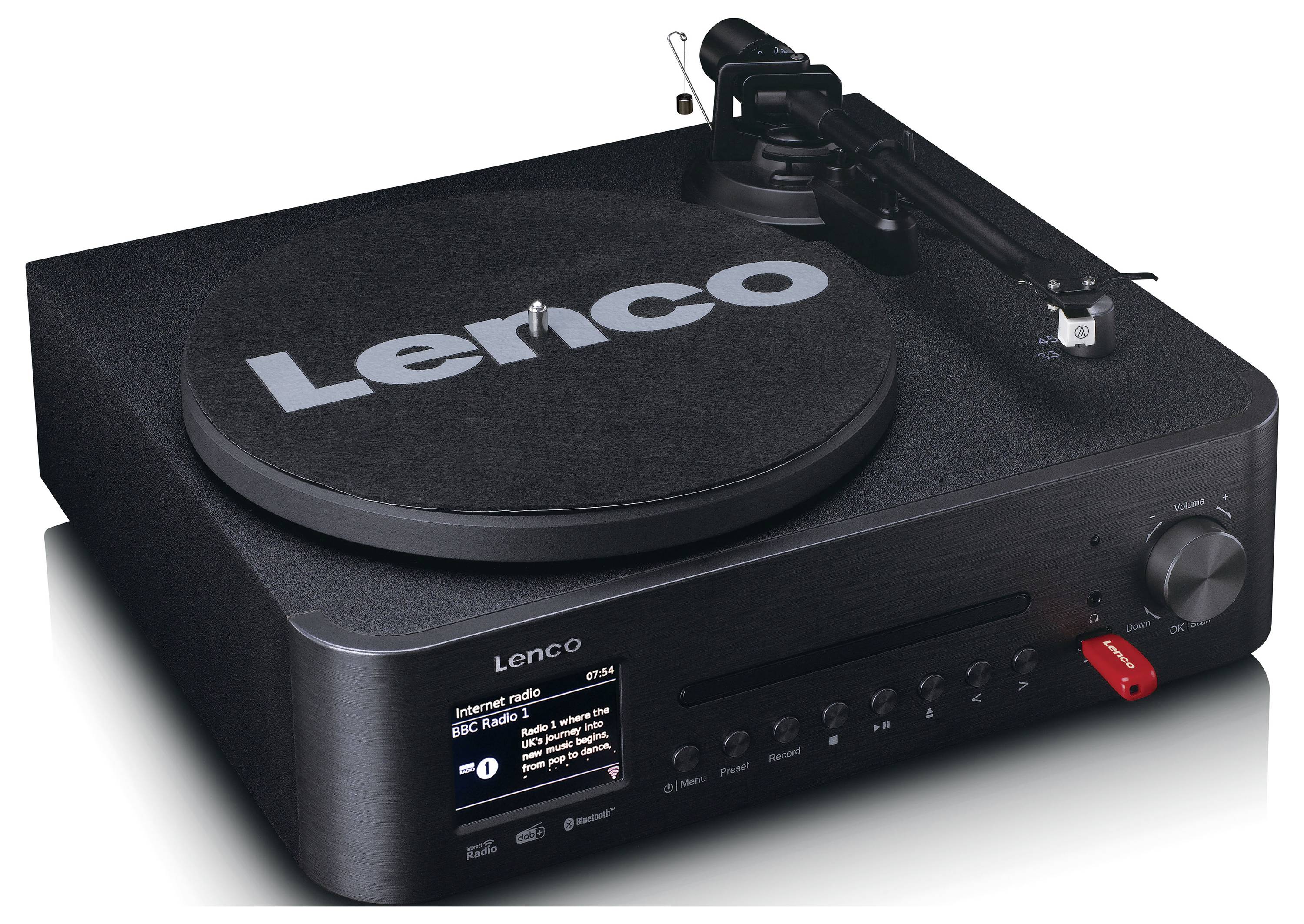 Černý gramofon Lenco s vestavěným tunerem rádií a portem USB. Displej zobrazuje informace o rozhlasové stanici. Zařízení má ovládací tlačítka a kolečko pro nastavení hlasitosti.