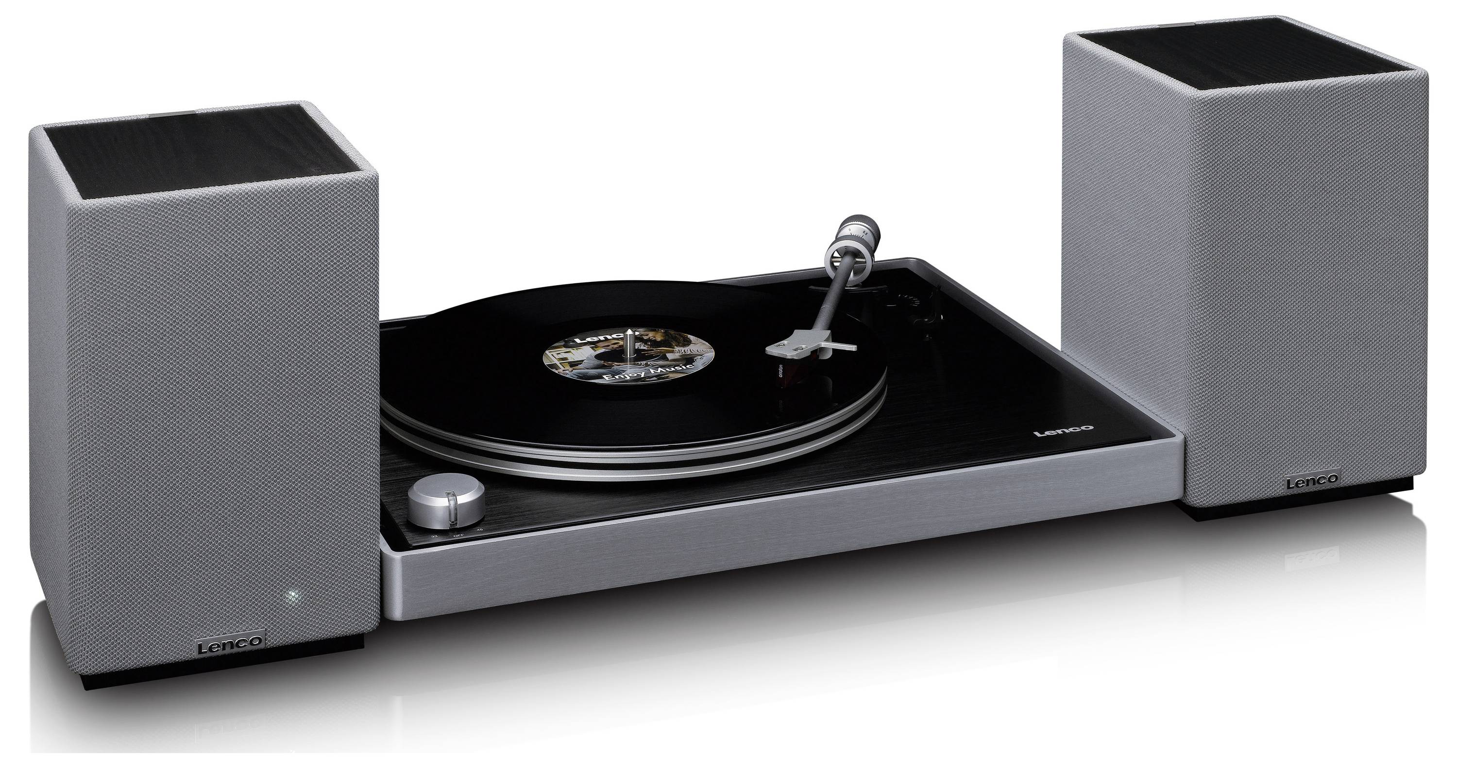 Přehrávač s černou vinylovou deskou a dvěma tmavými reproduktory, jeden na každé straně, na bílém povrchu.