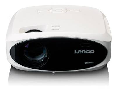 Bílý projektor Lenco s viditelnou čočkou na reflexní ploše, s podporou Bluetooth.