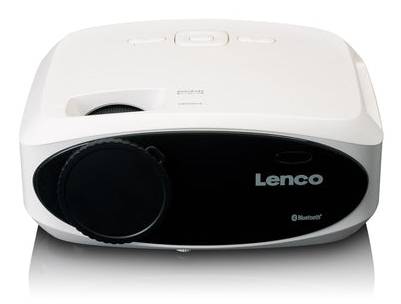 Bílý multimediální projektor Lenco s krytkou objektivu, vybavený konektivitou Bluetooth, pohled shora a zepředu.