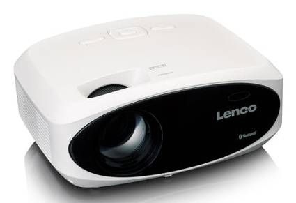 Bílý projektor s černým předním panelem, označený značkou "Lenco", s ovládacími tlačítky na horní straně a funkcí Bluetooth.