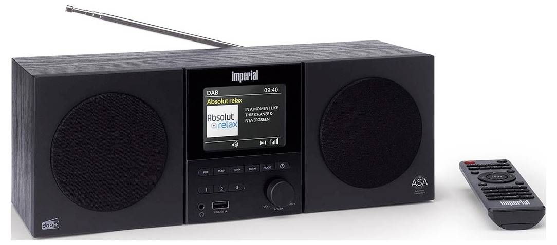 Černé digitální rádio se dvěma reproduktory, anténou, displejem zobrazujícím "Absolut relax" a tlačítky dole. Vedle něj je dálkový ovladač.