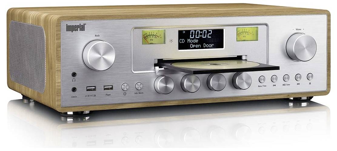 Stříbrný a dřevěný stereo systém s knoflíky, tlačítky, přihrádkou na CD, displejem zobrazujícím "CD Mode Open Door" a porty USB.