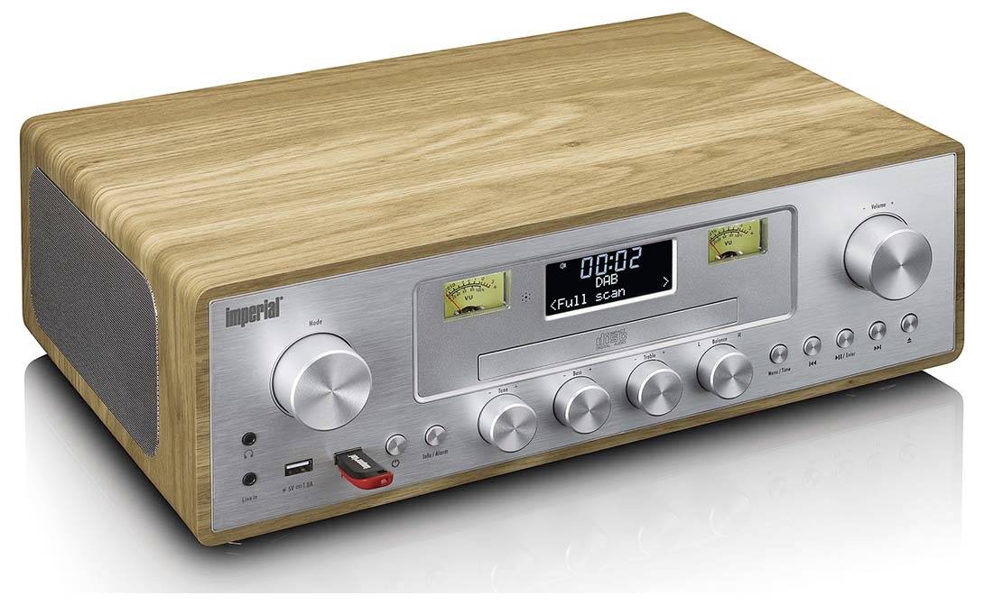 Retro rádio v dřevěné skříni se stylem minulosti s digitálním displejem zobrazujícím '00:02 DAB Full scan', stříbrnými ovládacími knoflíky a portem USB.