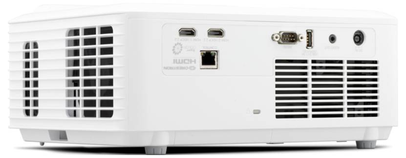 Bílé elektronické zařízení s více porty, včetně HDMI a LAN, zobrazené z mírného úhlu ukazujícího zadní stranu a boční otvory pro odvod tepla.