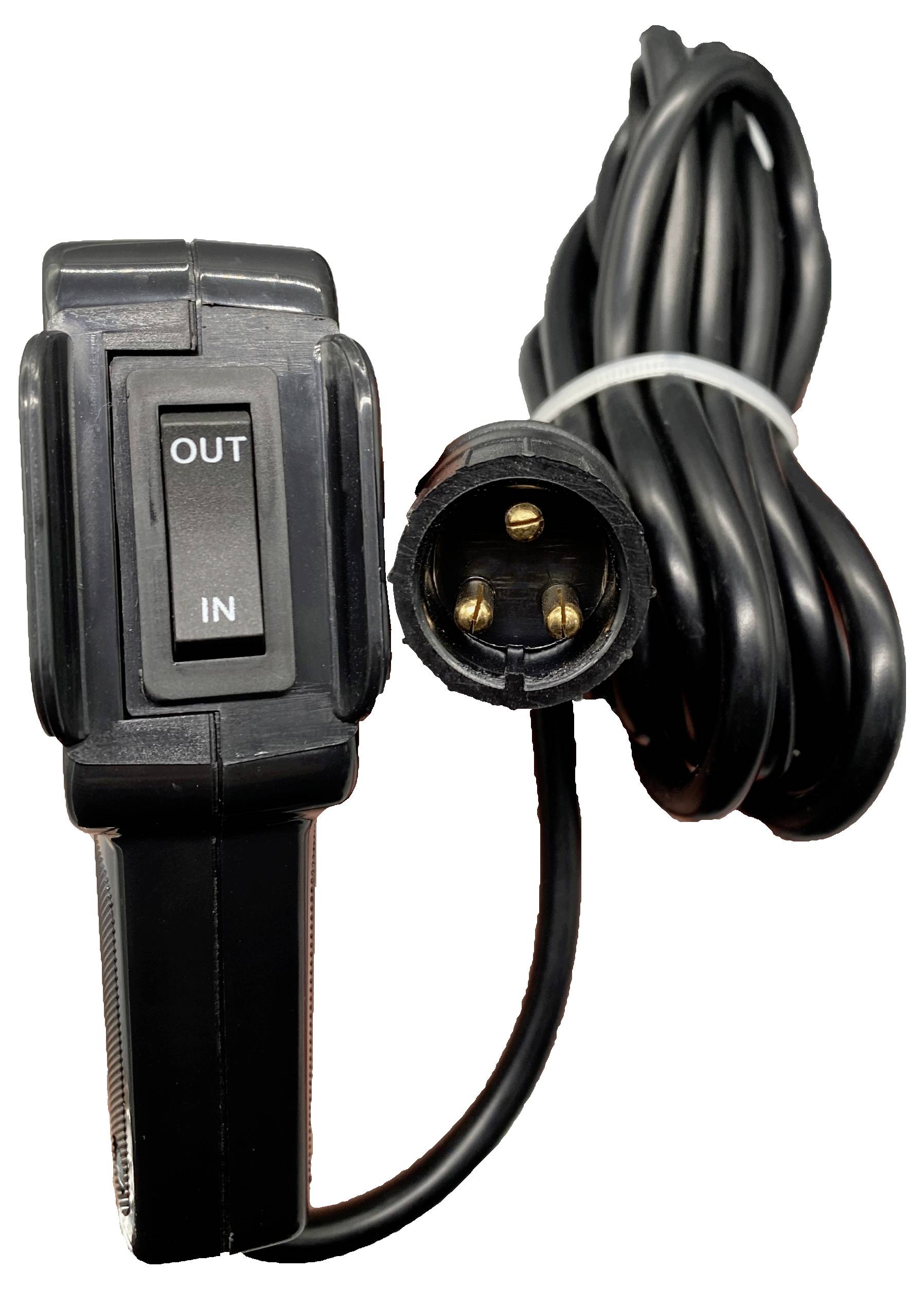 Černý drátěný přepínač s popisky "OUT" a "IN", připojený k vinutému elektrickému kabelu se třemi kolíky.