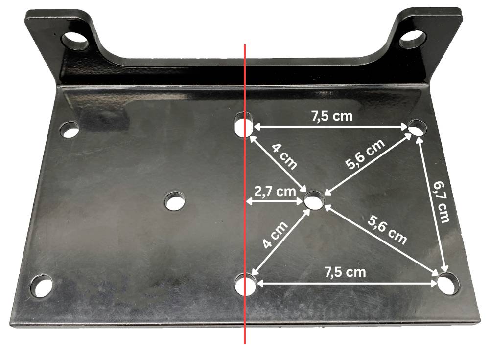 Černá kovová montážní deska s více otvory pro šrouby a červenou středovou linií, opatřená anotacemi s rozměry vzdáleností otvorů v centimetrech.