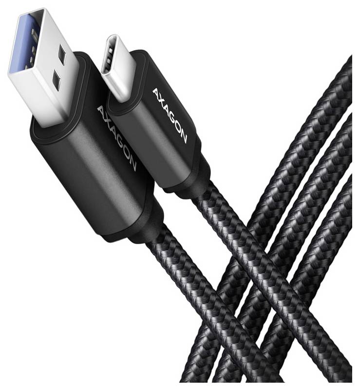 Detailní snímek dvou černých opletených USB kabelů s konektory, jeden USB-A a jeden USB-C, označené "AXAGON" na bílém pozadí.