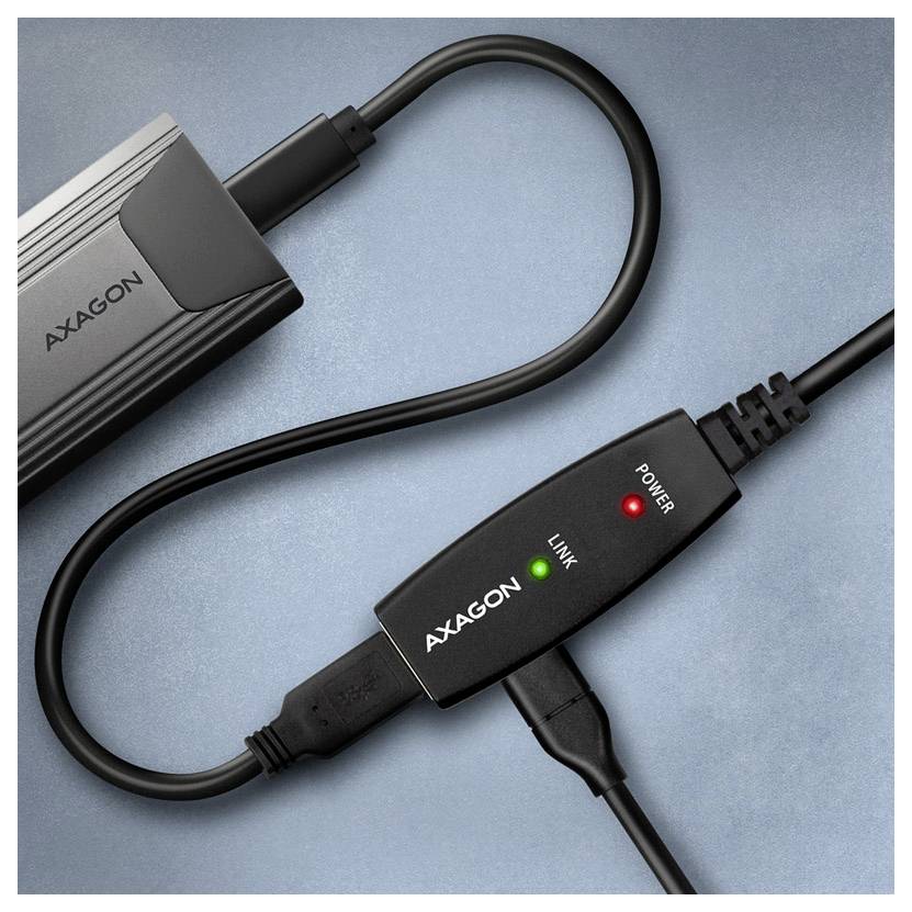 Kabel adaptéru AXAGON USB se zabudovanými stavovými indikátory, zobrazující zelené indikátory 'LINK' a červené 'POWER' na modrém pozadí.