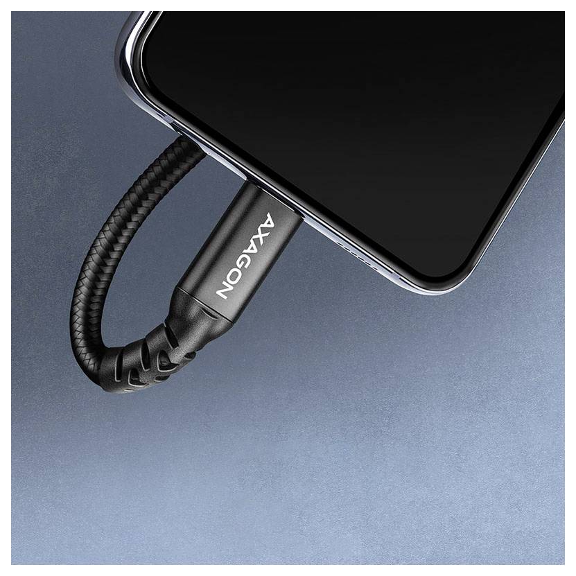 Detailní záběr na smartphone připojený k pletencovému nabíjecímu kabelu s AXAGON konektorem na modrém pozadí.