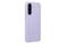 Levandulový smartphone Samsung zobrazený zezadu s vertikálně umístěnými trojitými objektivy kamery a bleskem v blízkosti levého horního rohu.