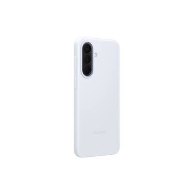 Světle modrý smartphone Samsung zobrazený zezadu, s vertikálním trojitým fotoaparátem a malou LED lampou umístěnou v blízkosti levého horního rohu.