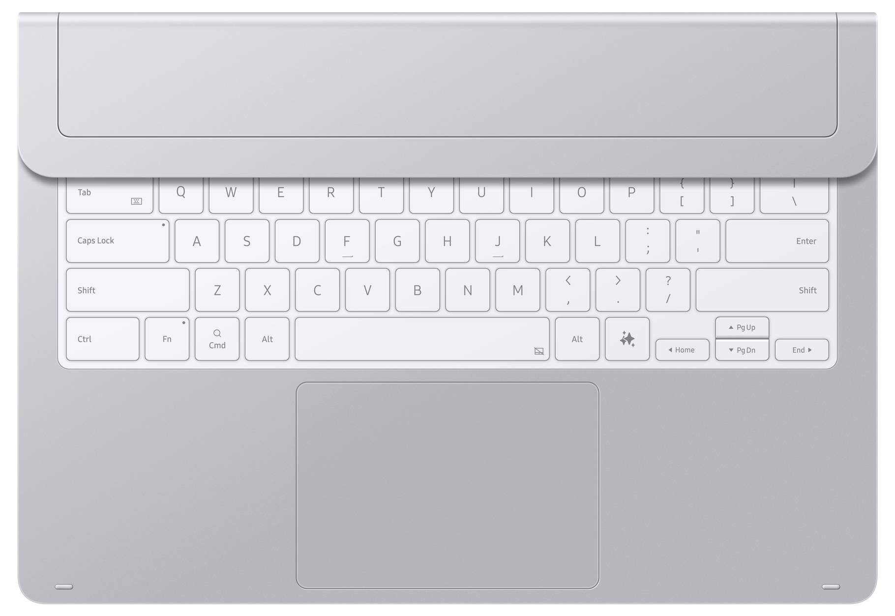 Pohled shora na stříbrný laptop s částečně otevřeným víkem, zobrazující bílou klávesnici a velkou centrální touchpad.