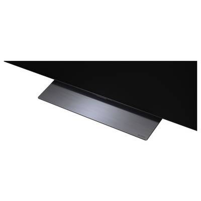 Moderní kovový laptop částečně otevřený pod černým trojúhelníkovým krytem, zobrazený v elegantním obrázku ve stylu produktové fotografie.