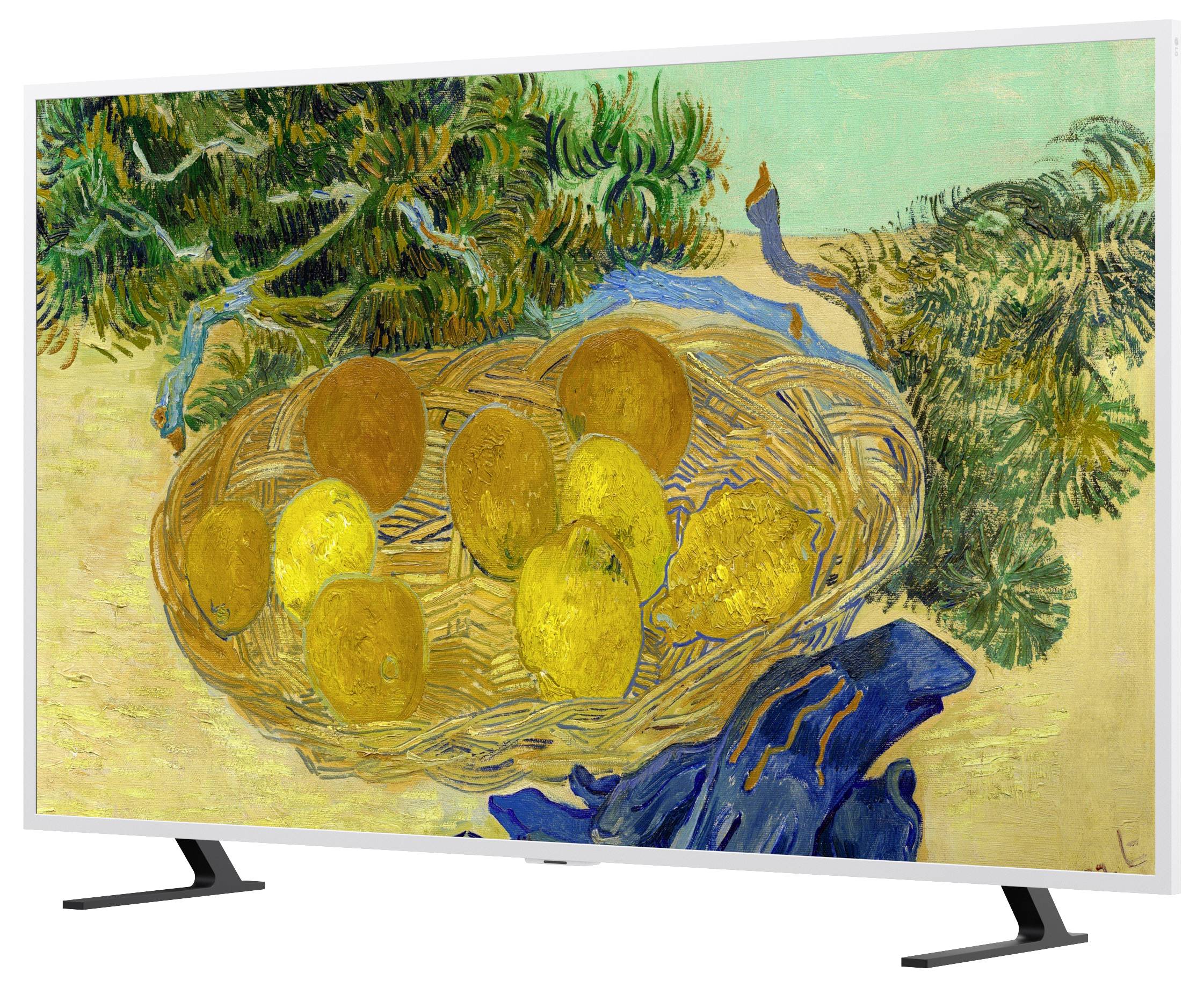 Televize zobrazující van Goghův obraz koše se žlutými pomerančemi na stole s modrým plátnem a zeleným listím.