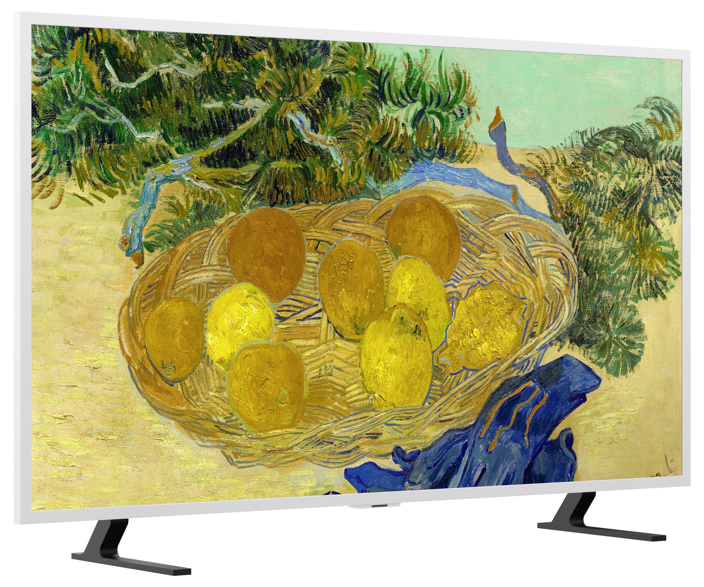 Televizor zobrazující malbu ve stylu Van Gogha s proutěným košem naplněným žlutým a oranžovým ovocem a větvemi stromu nad ním.