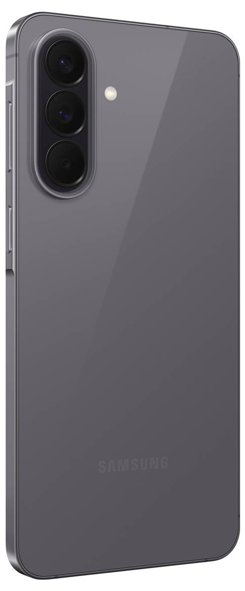 Zadní pohled na šedý smartphone Samsung se třemi vertikálně uspořádanými zadními fotoaparáty a malým bleskem na čistém bílém pozadí
