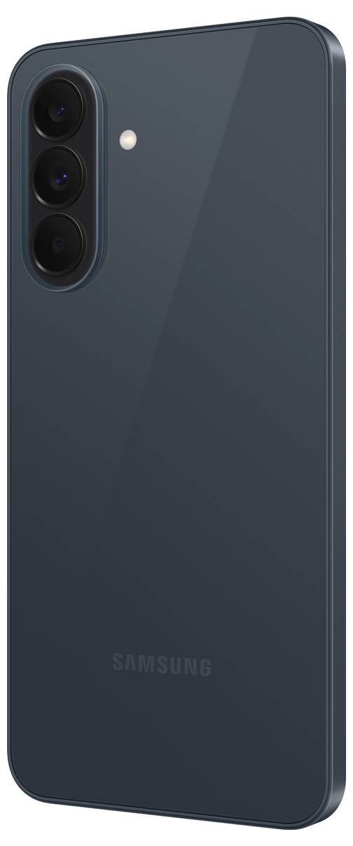 Zadní pohled na tmavě šedý smartphone Samsung se třemi zadními fotoaparáty v pionerské pásce a LED bleskem.