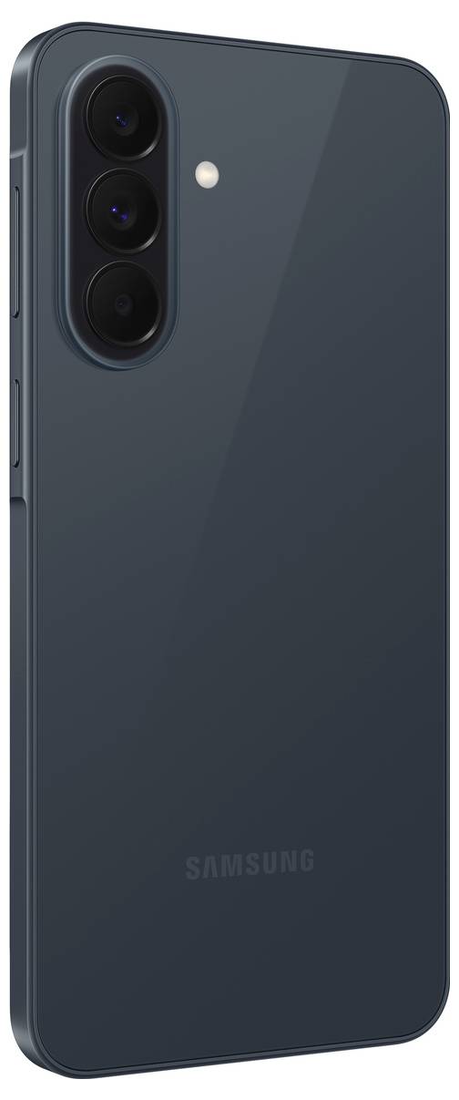 Zadní pohled na tmavě šedý smartphone Samsung s trojitým zadním fotoaparátem v práčníku ve svislém uspořádání a malou přední lampou.