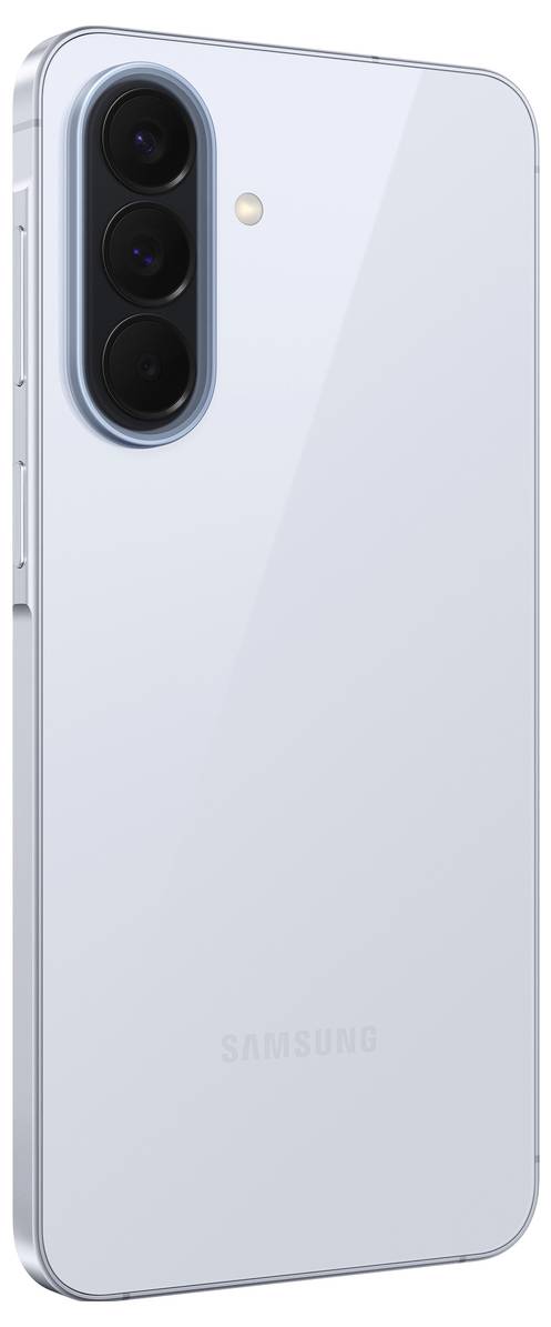 Zadní pohled na lehce modrý smartphone Samsung s trojitým zadním fotoaparátem ve vertikálním modulu a bleskem v blízkosti levého horního rohu.