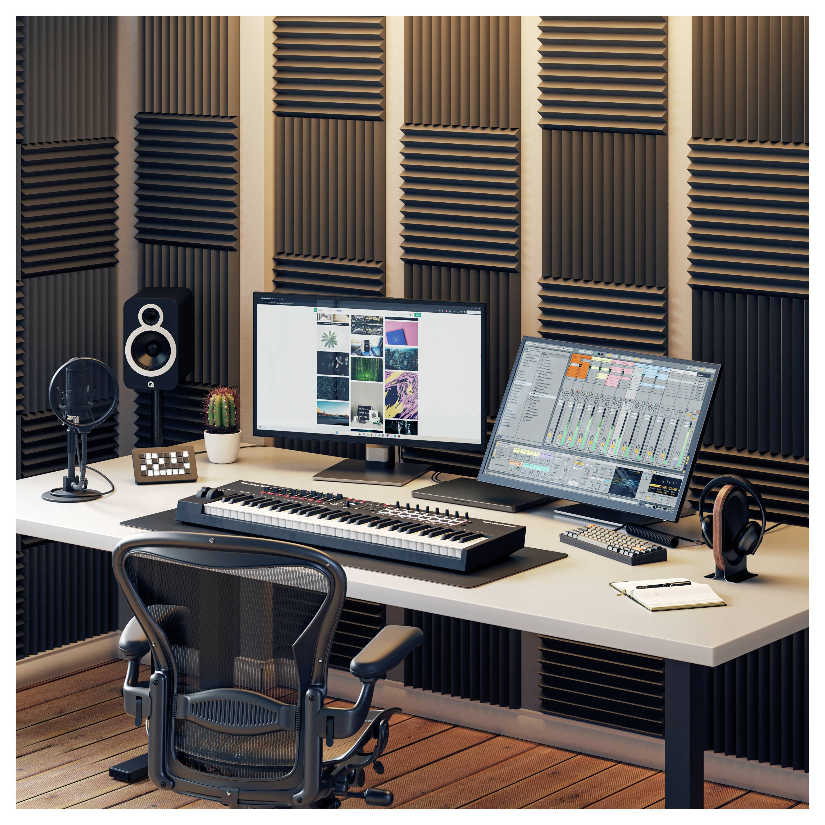 Pracovní stanice pro hudební produkci se dvěma monitory zobrazujícími software, MIDI klávesnicí, reproduktory, sluchátky a akustickou pěnou na stěnách studia.