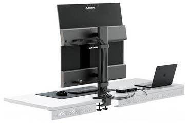 Stojan na dva monitory pro stolní montáž držící dva plochopanelové monitory nad bílou pracovní stanicí s notebookem, myší a ramenem pro správu kabelů.