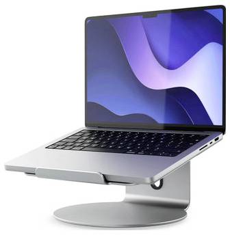 Stříbrný laptop zobrazený na rotujícím hliníkovém stojanu, zobrazen otevřený s zapnutou obrazovkou na bílém pozadí.