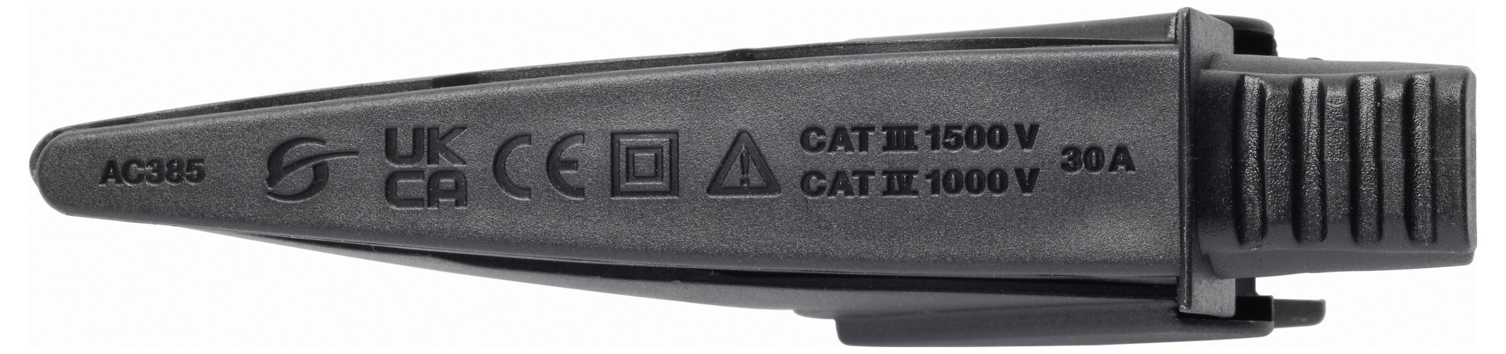 Černý izolovaný konektorový krokodilek AC385 s bezpečnostními značkami UKCA, CE a CAT III 1000V/CAT II 1500V.