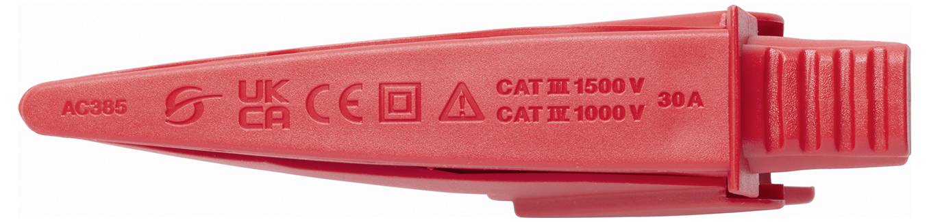 Červená izolovaná elektrická testovací sonda se značkami bezpečnosti a hodnotami napětí vytištěnými na straně.