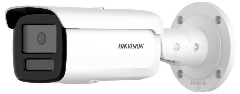 Bílá kuličková bezpečnostní kamera Hikvision namontovaná na kulatém nástěnném držáku, zobrazená nakloněná doleva s černým pouzdrem čočky a viditelným logem.