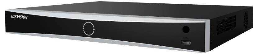 Přední pohled na záznamník Hikvision DVR/NVR v černé rack-mount skříni se stříbrným ozdobným prvkem a portem USB na předním panelu.