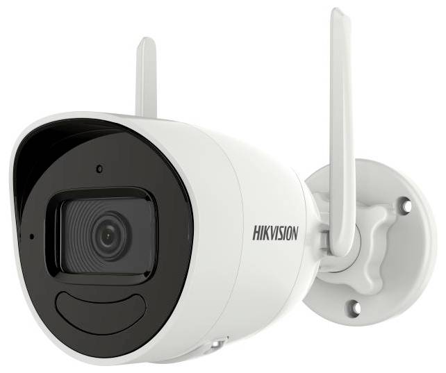 Bílá venkovní bezpečnostní kamera Hikvision s duálními anténami namontovanou na nástěnném držáku.