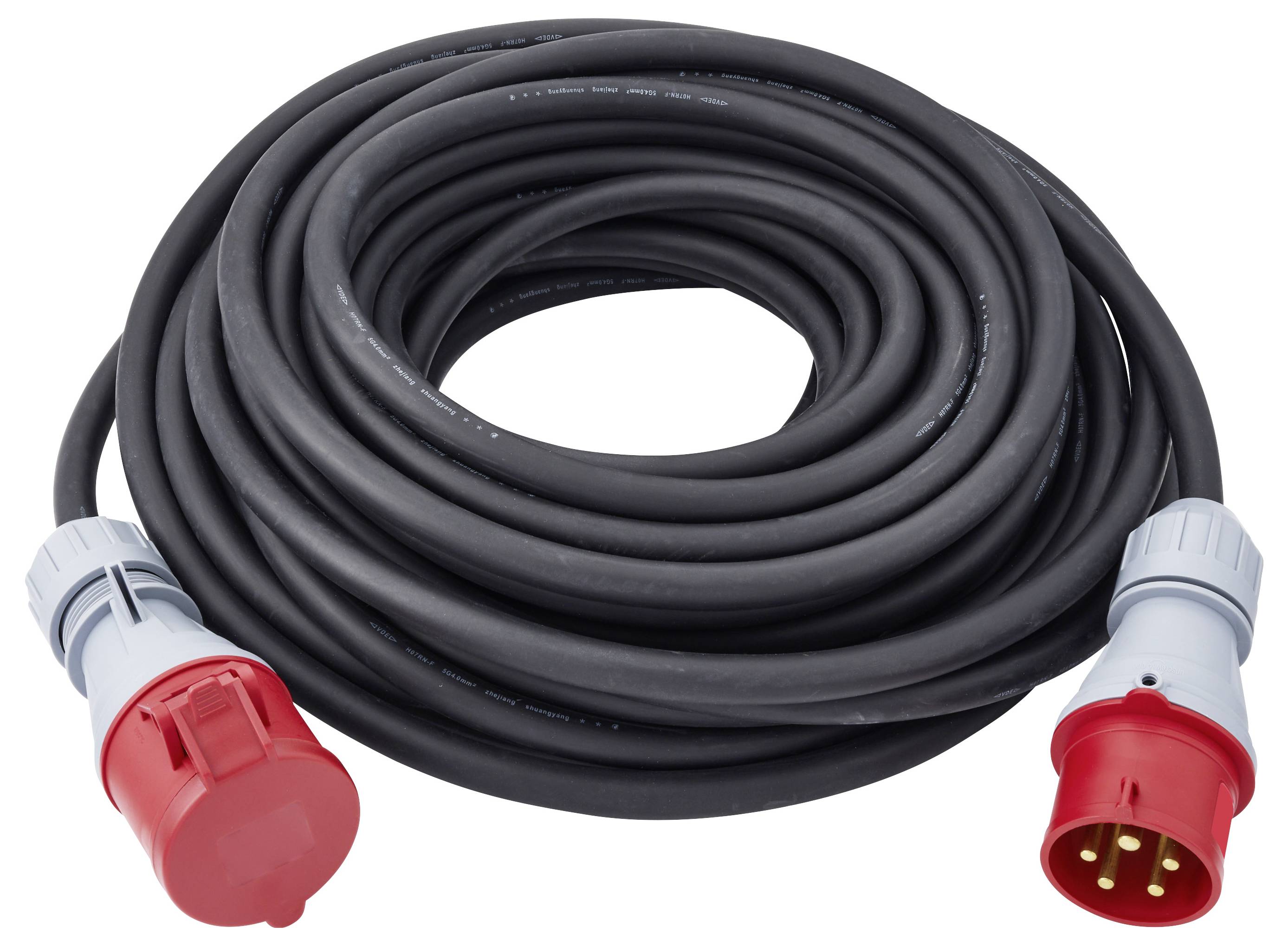 Stočený černý elektrický energetický kabel s červenými průmyslovými konektory na obou koncích, zobrazený na bílém pozadí.