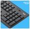 Detailní záběr na černou klávesnici Logitech s numerickou klávesnicí a značkou SilentTouch na jasně modrém pozadí.