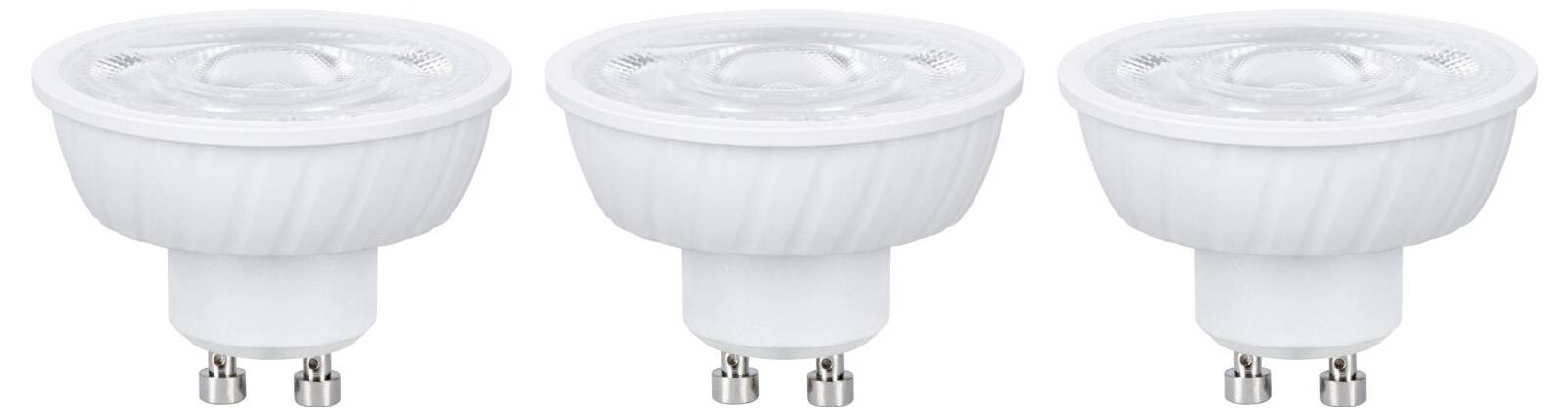 Tři kompaktní LED reflektorové žárovky se dvoupólovými patice, zobrazené vedle sebe na bílém pozadí.