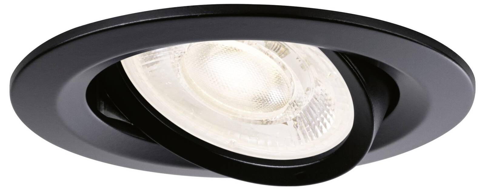 Zapuštěné černé nastavitelné stropní světlo s nakloněnou reflektorovou žárovkou v kruhovém rámu.