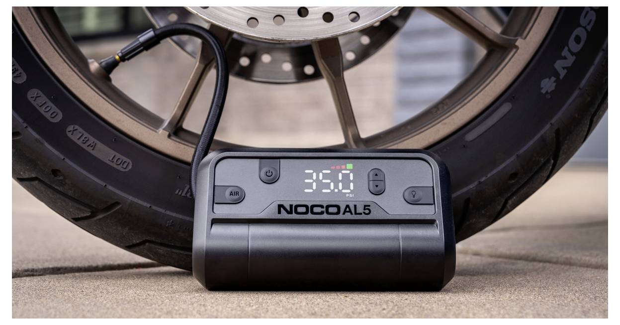 NOCO AL5 pumpa na pneumatiky před pneumatikou auta s digitálním zobrazením tlaku 35,0 PSI.