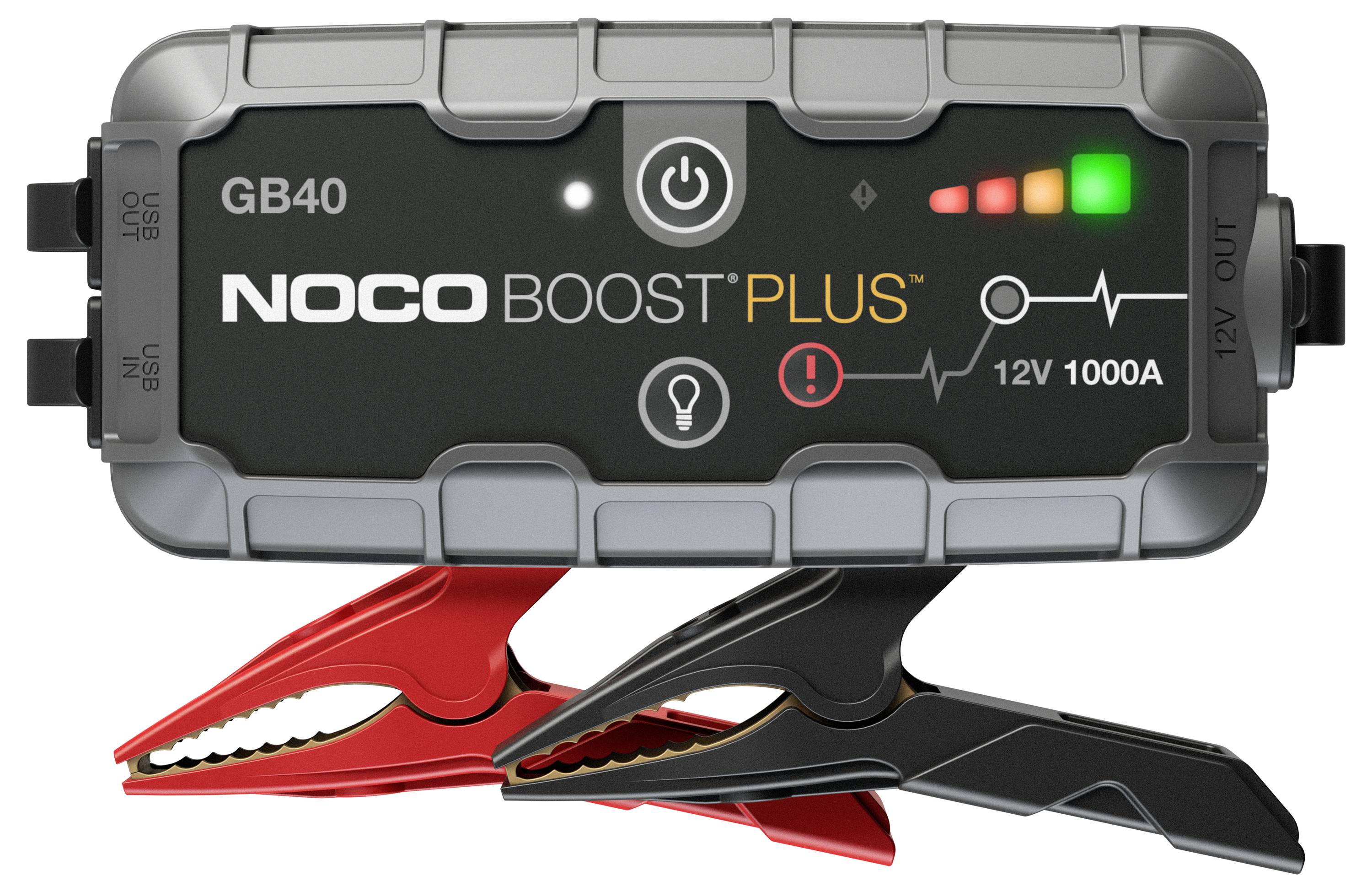 NOCO Boost Plus GB40 startovací prvek s připojenými červenými a černými svorkami baterie, ukazující indikační světla výkonu a štítek 12V 1000A.