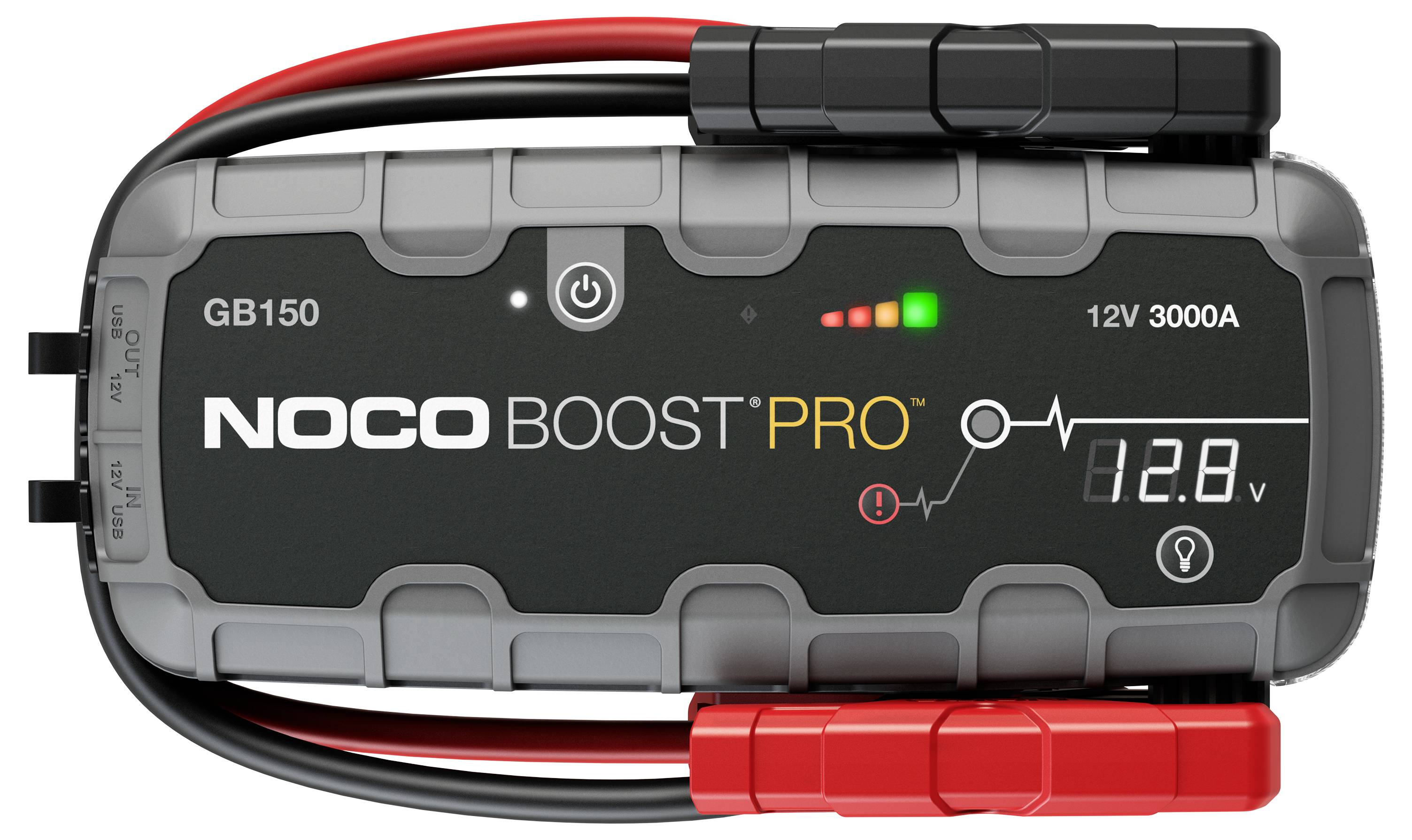 NOCO Boost Pro GB150 startovací zařízení s kabely, na displeji se zobrazuje digitální odečet 12,8V a indikátory nabití baterie.