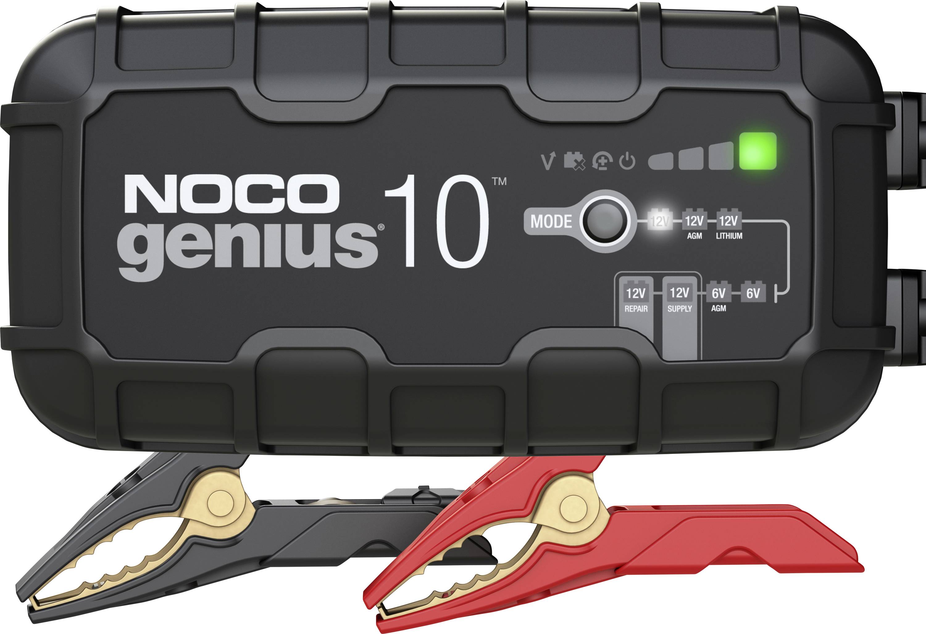 Nabíječka baterií NOCO Genius 10 s připojenými černými a červenými svorkami, ukazující indikátory stavu nabíjení a režimu.