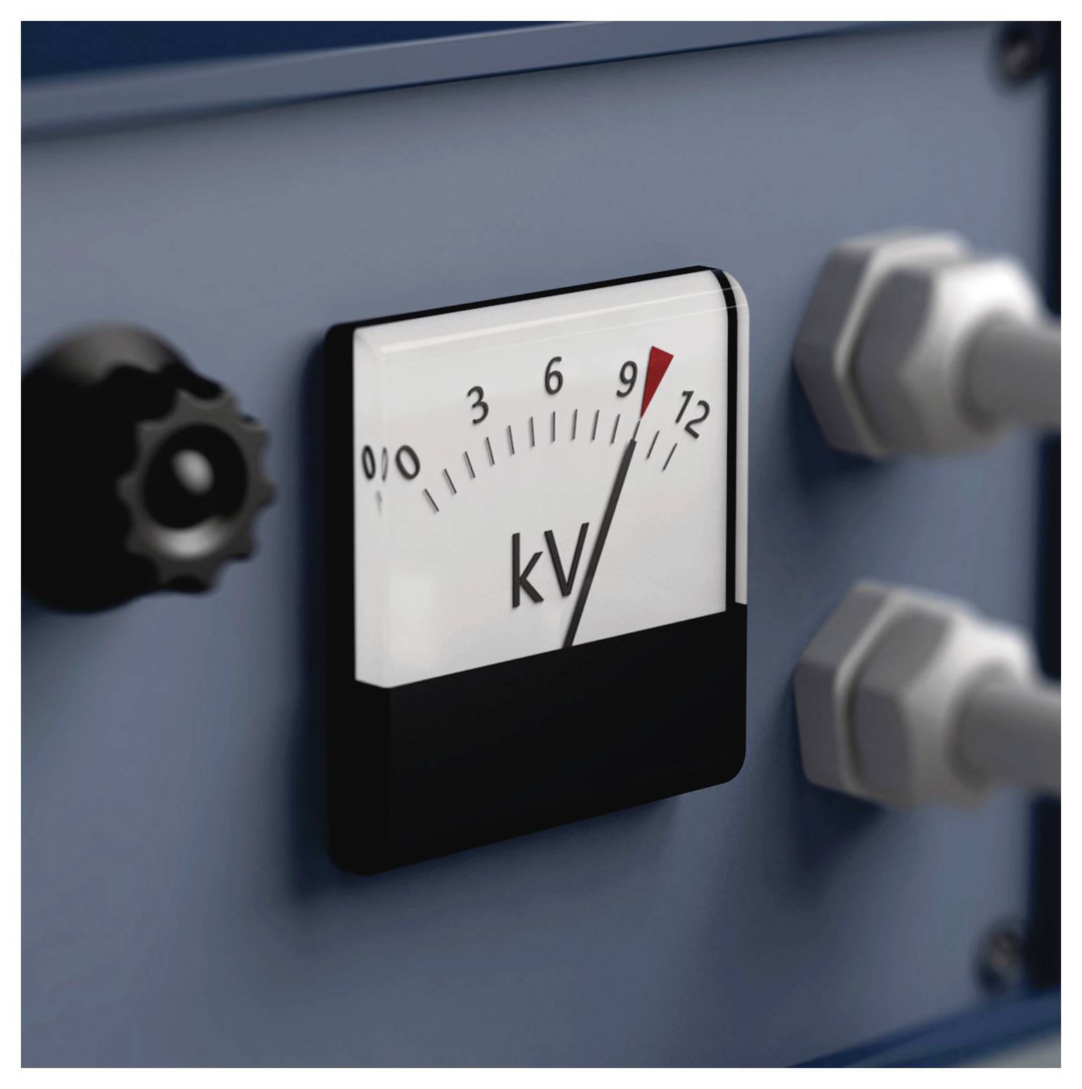 Analogový kilovoltmetr na modrém elektrickém panelu, ručička blízko 11 kV s červenou varovnou zónou kolem 10 až 12.