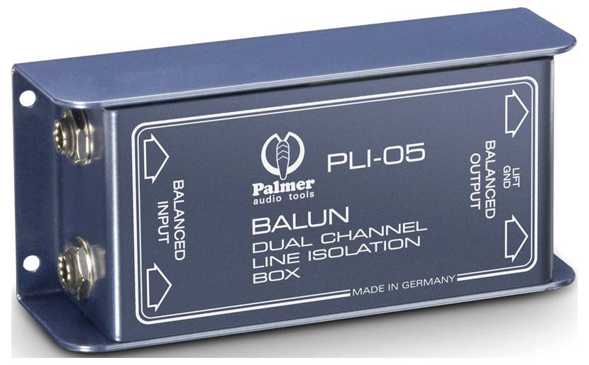 Modrá izolační jednotka Blue Palmer PLI-05 se dvěma kanály a vyvažovanými vstupními a výstupními konektory.