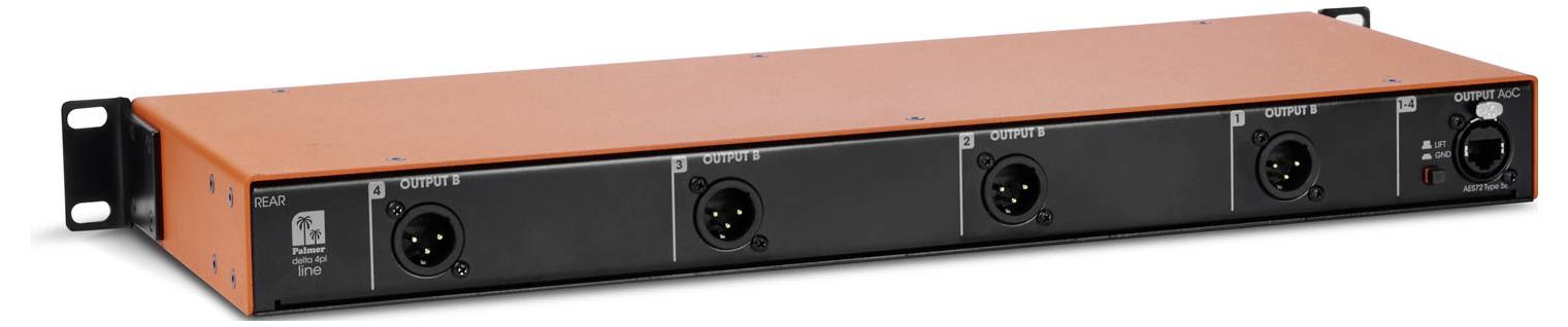 Oranžové 1U rackmontovací audio zařízení se čtyřmi XLR vstupně-výstupními porty na přední straně a spínačem napájení na pravé straně.