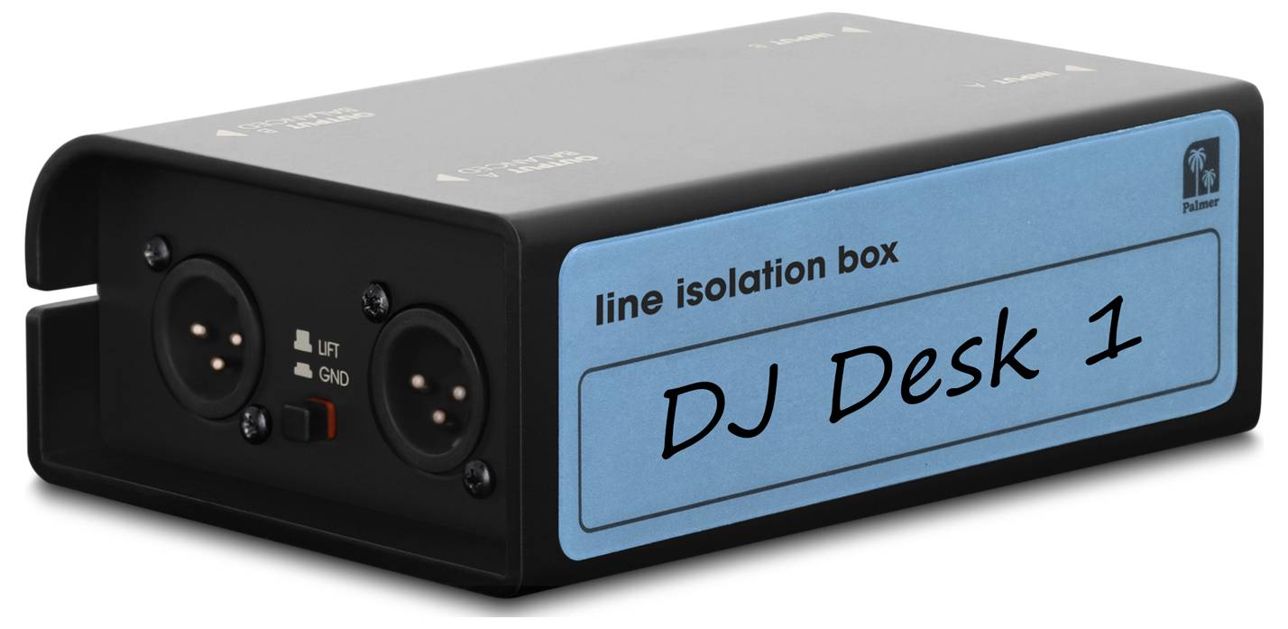 Černá audio izolační krabička se štítkem "DJ Desk 1" se dvěma XLR konektory na přední straně a modrým bočním štítkem.