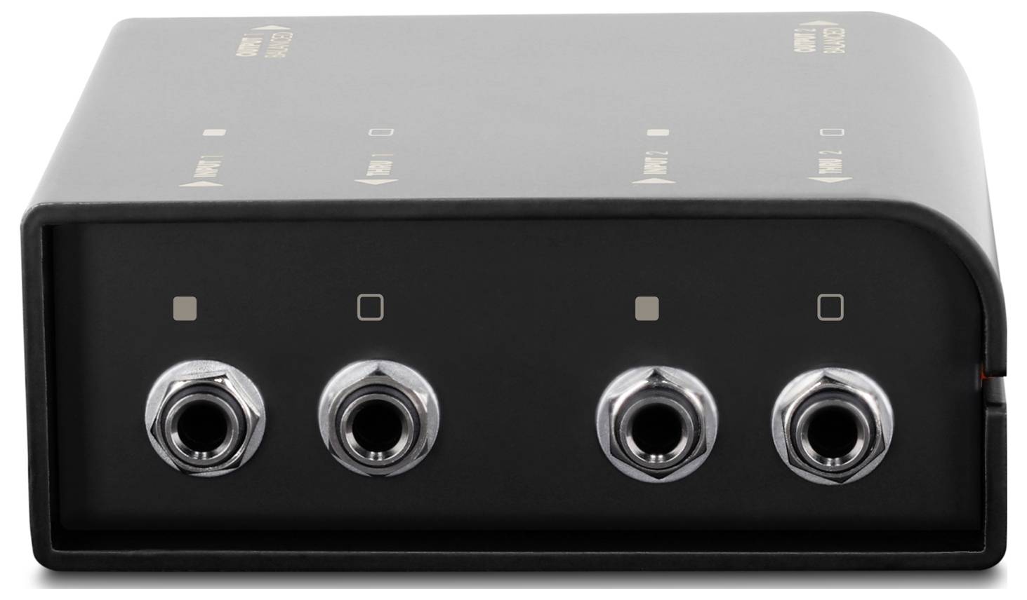 Dvě černé audio interface boxy Palmer na kobercovi, každá s připojenými kabely a oranžovým páskem stavového indikátoru.
