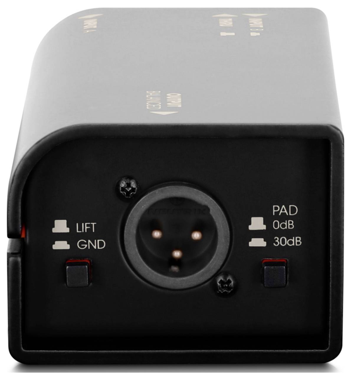 Detailní pohled na vstupní panel zvukového zařízení se 3pin konektorem XLR, přepínačem LIFT/GND a přepínačem PAD 0dB/30dB.