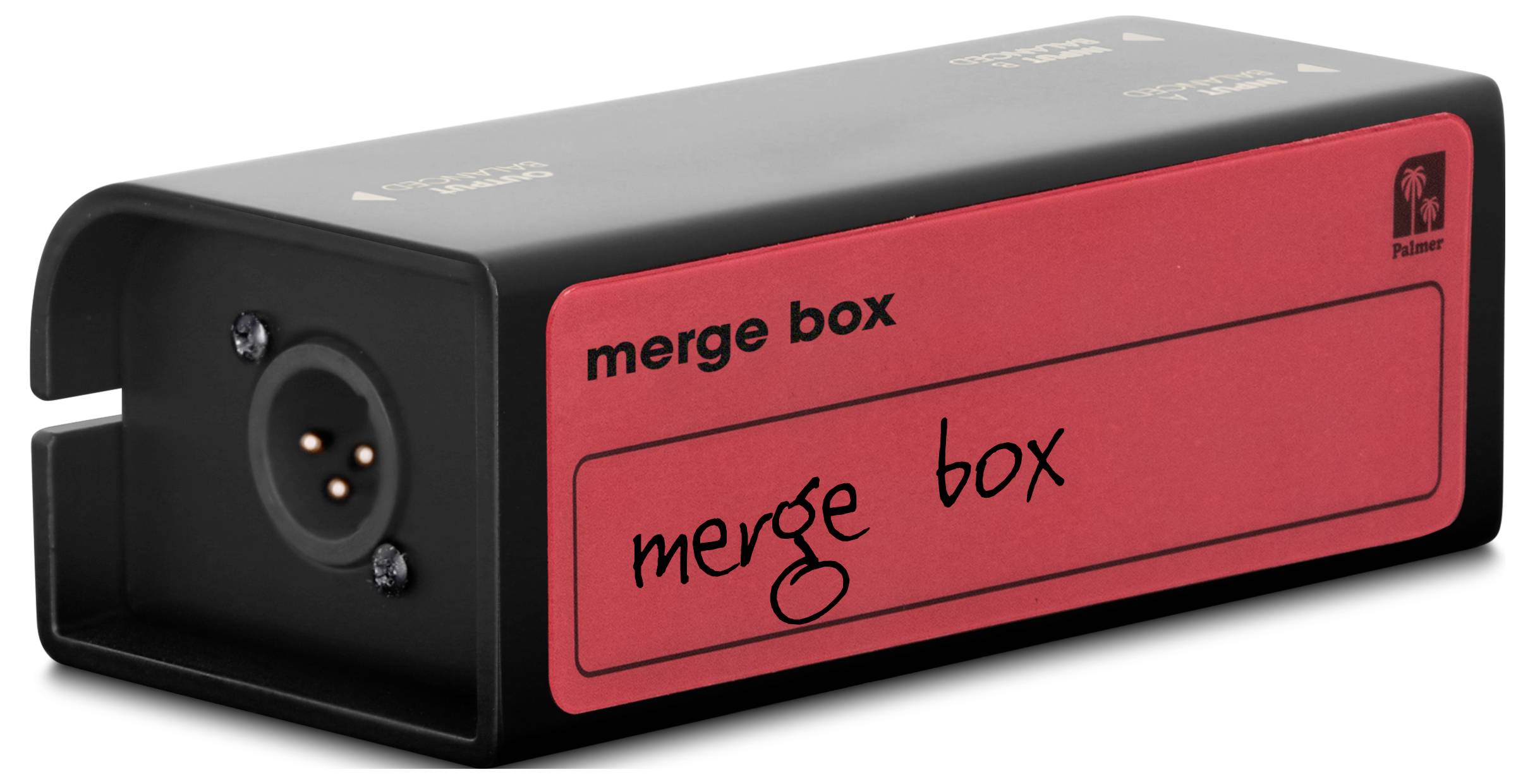 Černé a červené audio zařízení označené "merge box" s přední panelí, konektorem na boku a ručně psaným textem na štítku.