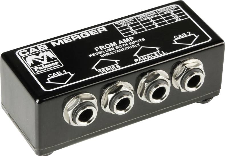 Černá audio krabička "Cab Merger" se čtyřmi konektory 1/4 palce pro vstup/výstup označenými pro "Cab 1" a "Cab 2", "Series" a "Parallel".