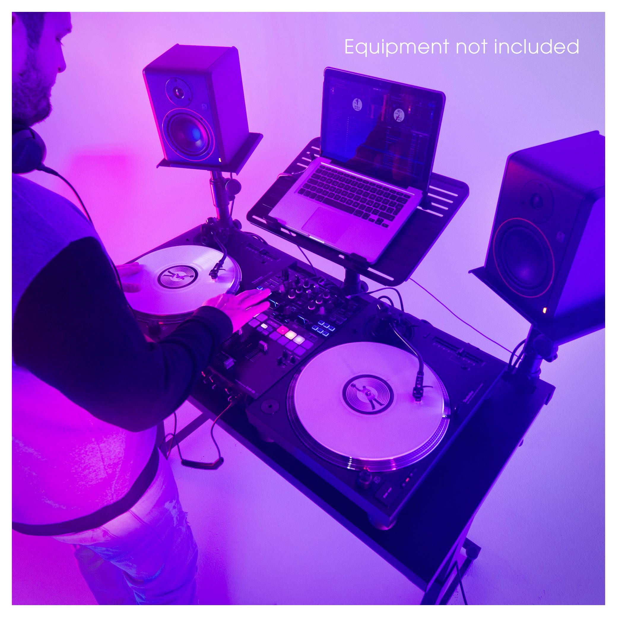 DJ používající setup s gramofonem, laptopem, mixážním pultem a reproduktory; text říká „Vybavení není součástí".