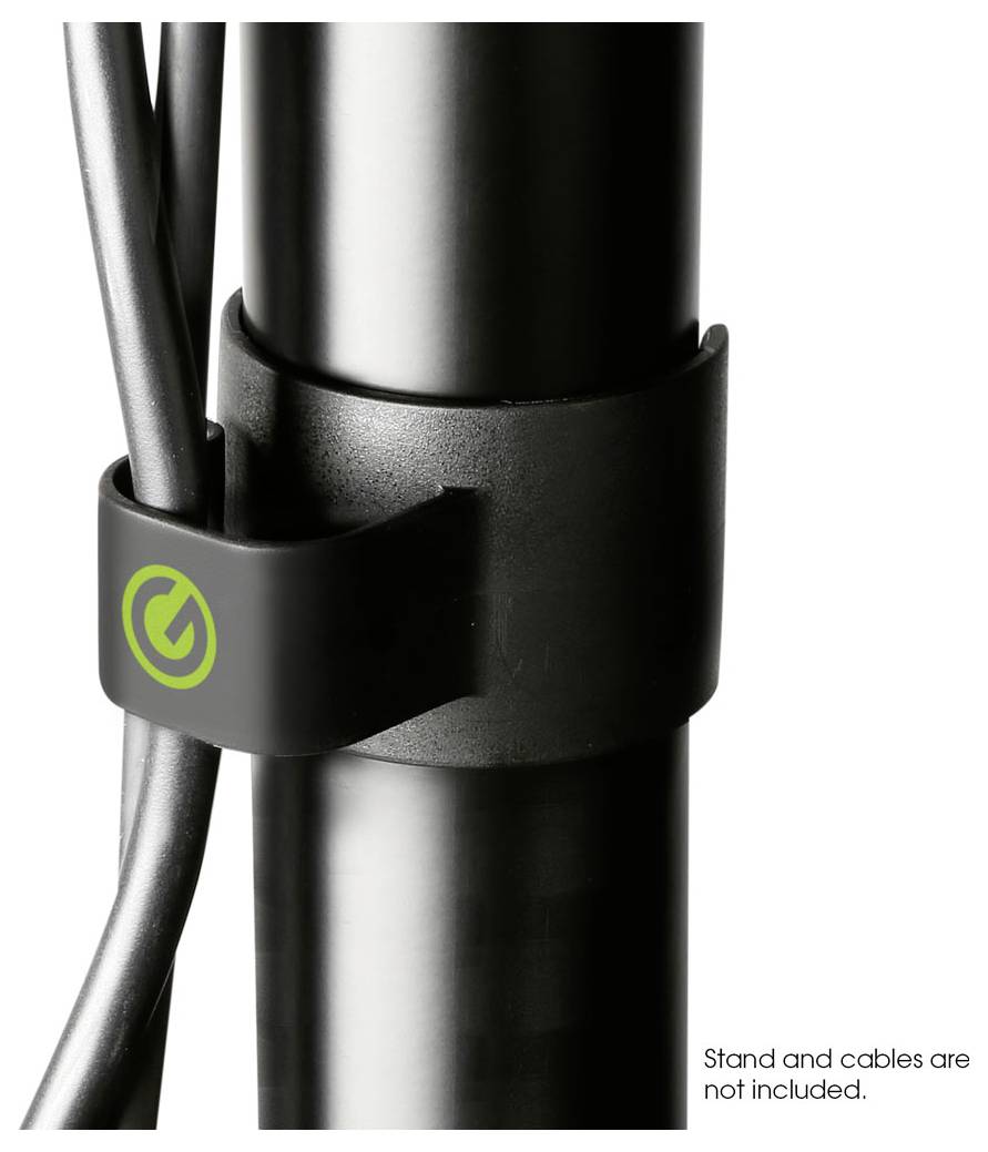 Detailní snímek černého držáku na kabel připevněného na svislý sloup, který drží vodiče na místě; poznámka říká "Stojan a kabely nejsou součástí balení."